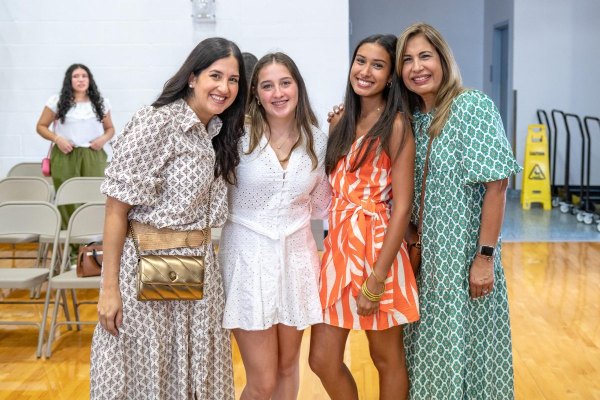 Juniors Dani Fraga and Vale Portuondo and their moms, attending the mass on Sunday, September 8th.